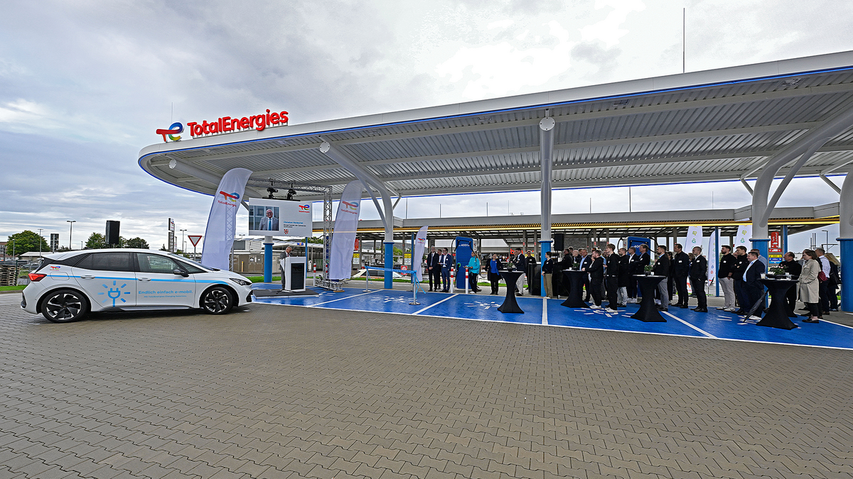 BER: Total Energies eröffnet Flagship-Ladehub mit Schnelllader für Pkw und Lkw