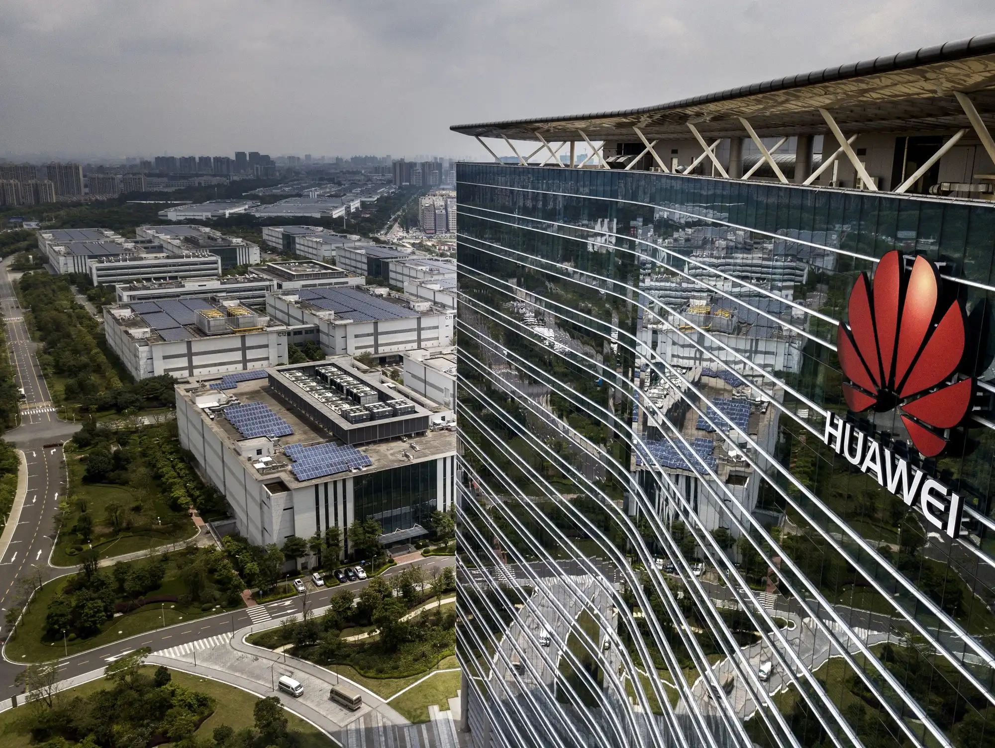 Huawei, GoldenPeaks Capital Partner on 500MWh Grid-Forming Battery Projects in Europe