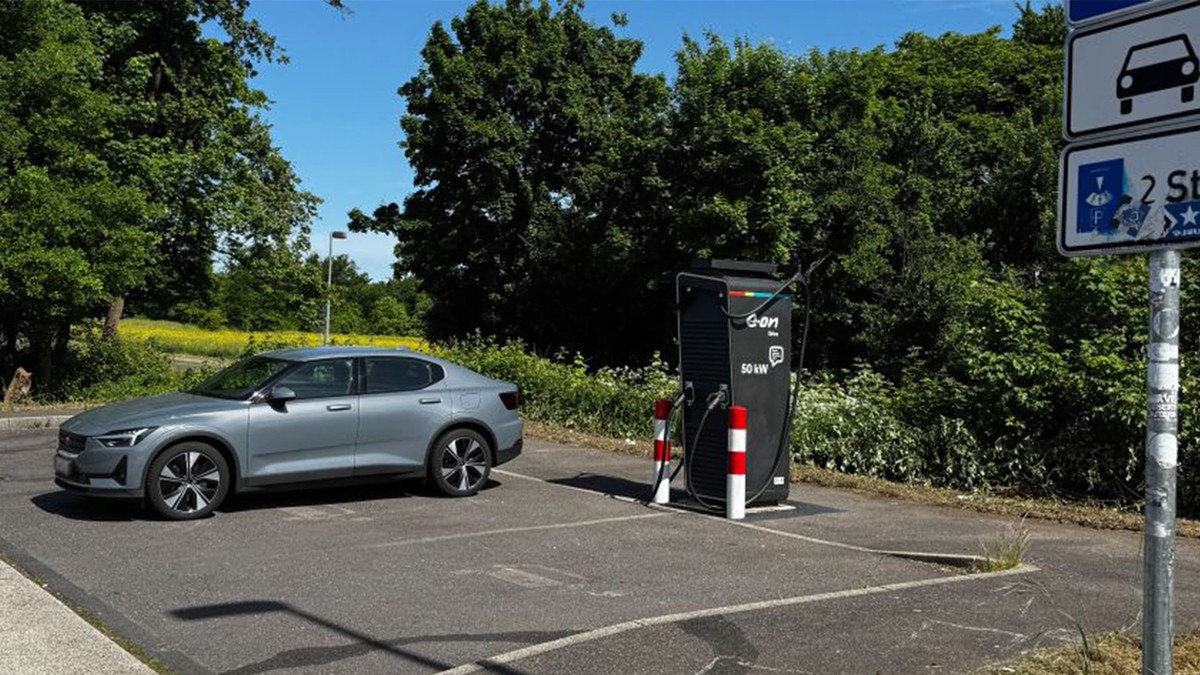 Ladesäulen an der Autobahn: Oft nur “mangelhafte” Bedingungen