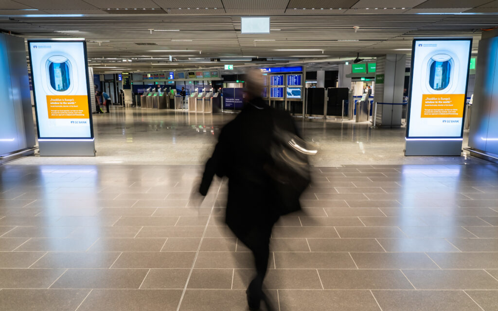 Flughafen Frankfurt: DooH-Screens im Premium-Check-in