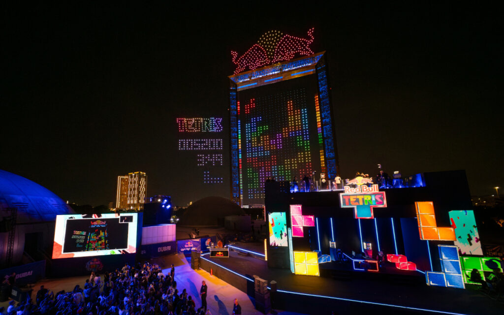 Red Bull: Monumentales Drohnen-Tetris in Dubai