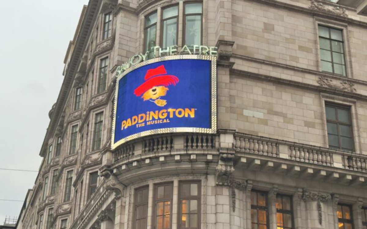 London: Savoy Theatre modernisiert Außenfassade mit LED